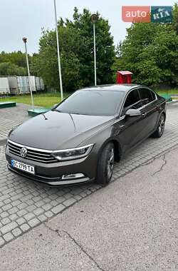 Седан Volkswagen Passat 2015 в Львові