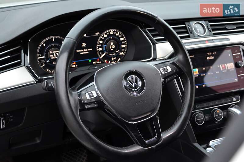 Универсал Volkswagen Passat 2018 в Киеве