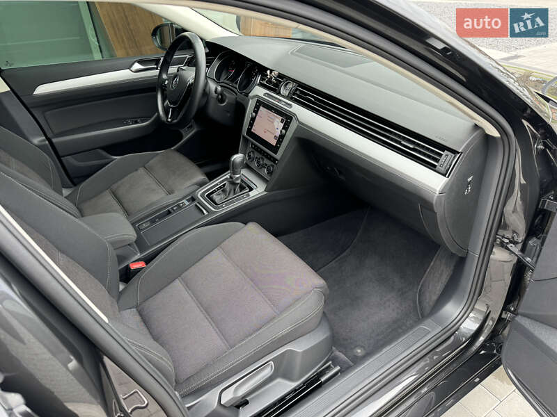 Седан Volkswagen Passat 2018 в Луцьку