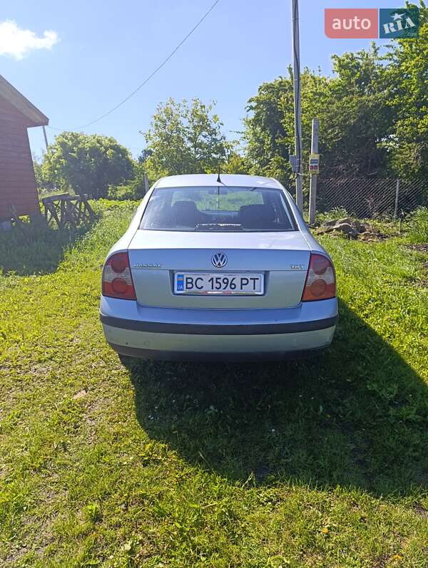 Седан Volkswagen Passat 2002 в Мостиській