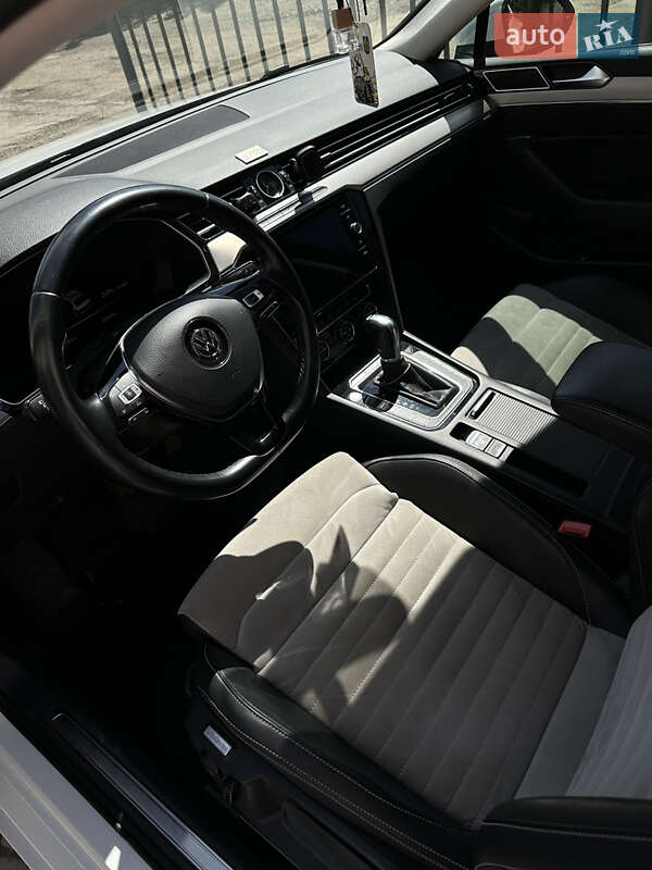 Седан Volkswagen Passat 2018 в Ужгороді