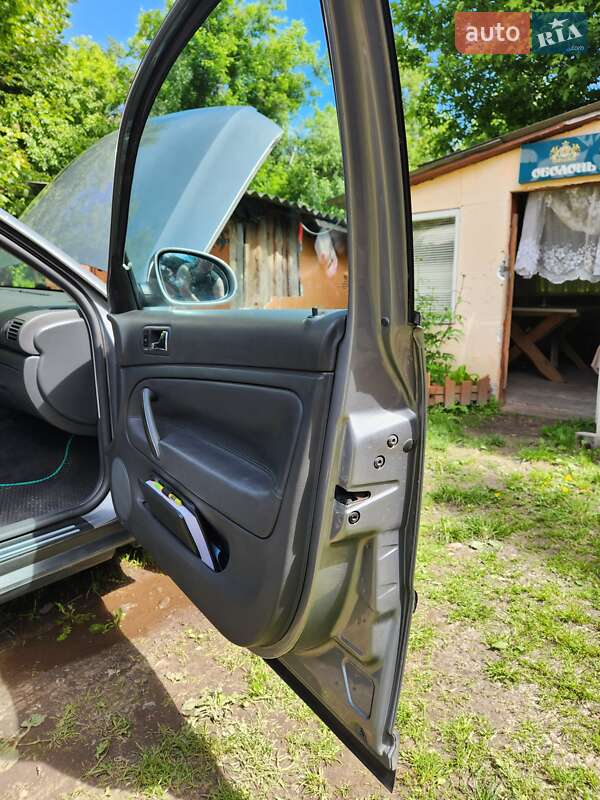 Універсал Volkswagen Passat 2003 в Вишгороді