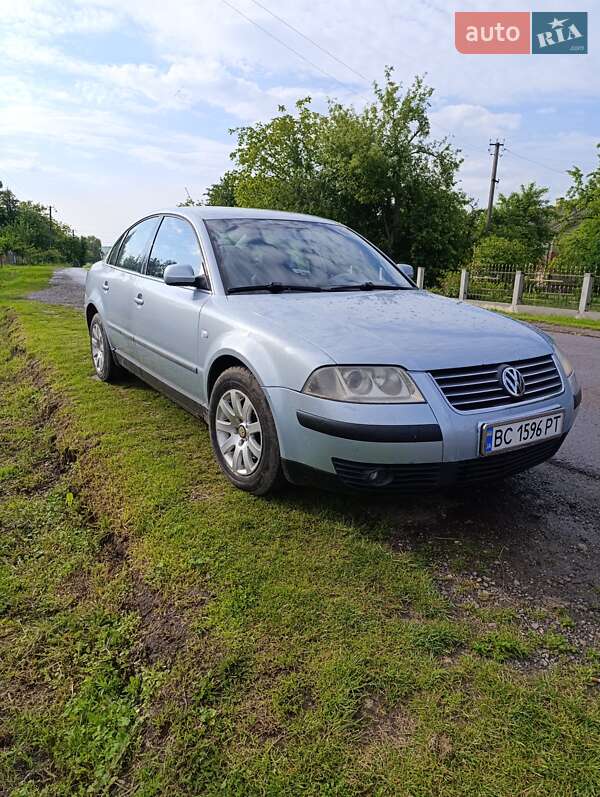 Седан Volkswagen Passat 2002 в Мостиській