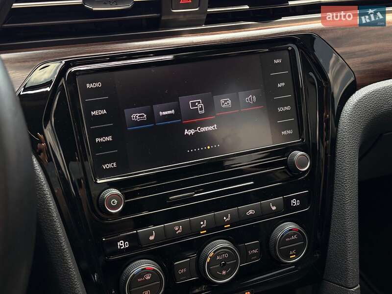 Седан Volkswagen Passat 2020 в Львове