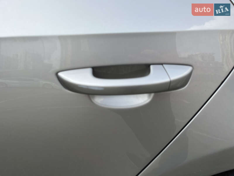 Седан Volkswagen Passat 2012 в Киеве