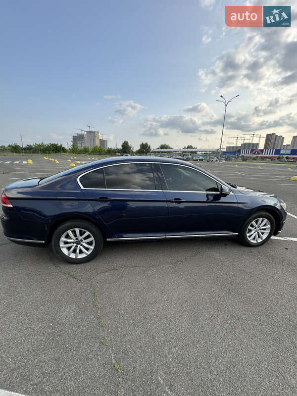 Седан Volkswagen Passat 2015 в Києві