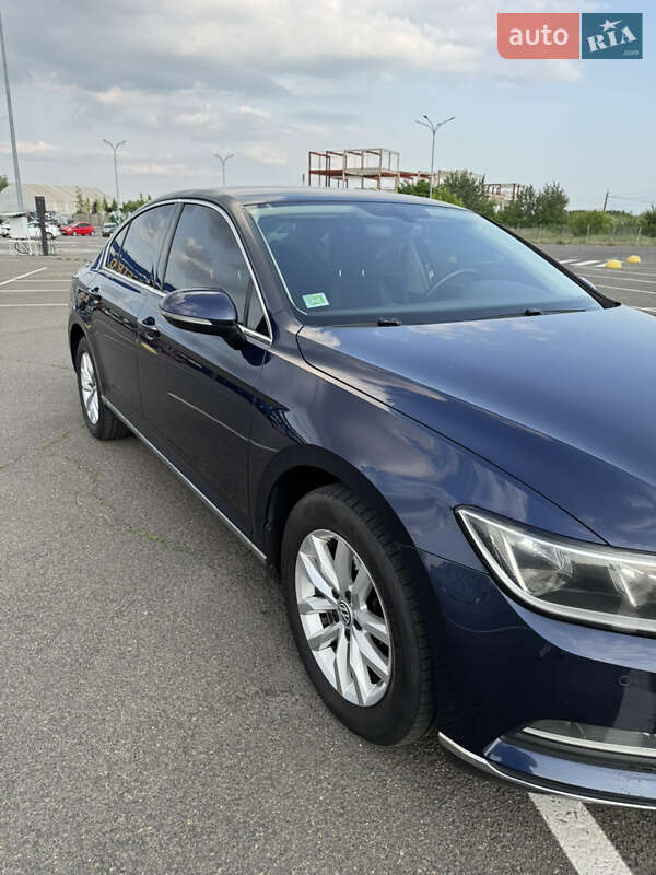 Седан Volkswagen Passat 2015 в Києві
