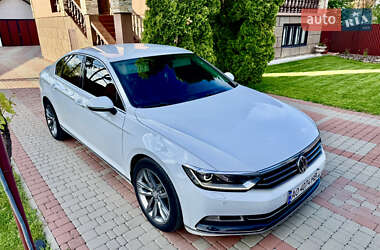 Седан Volkswagen Passat 2016 в Хусті