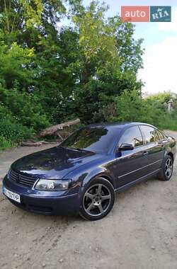 Седан Volkswagen Passat 1999 в Снятине