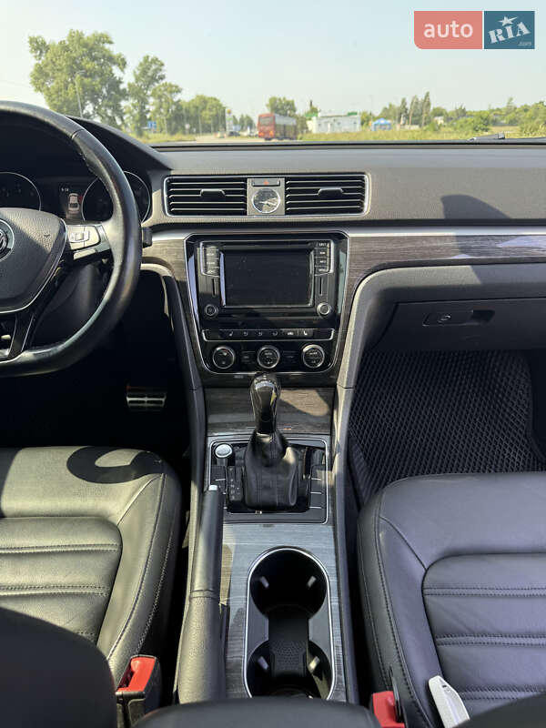 Седан Volkswagen Passat 2017 в Ромнах