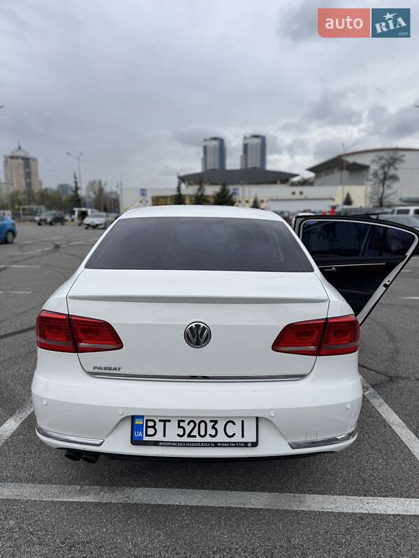 Седан Volkswagen Passat 2011 в Києві