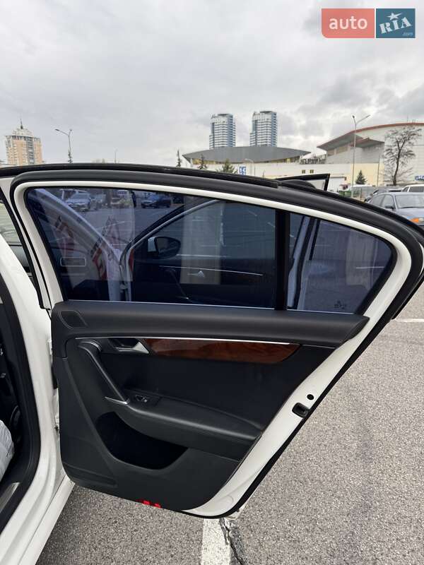 Седан Volkswagen Passat 2011 в Києві