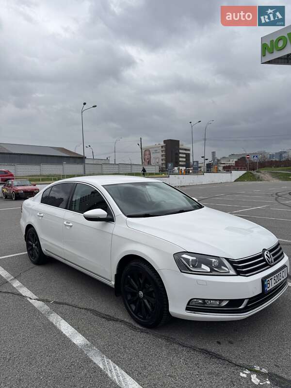Седан Volkswagen Passat 2011 в Києві