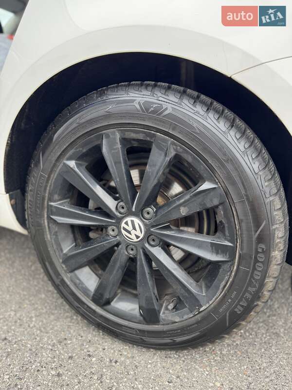 Седан Volkswagen Passat 2011 в Києві
