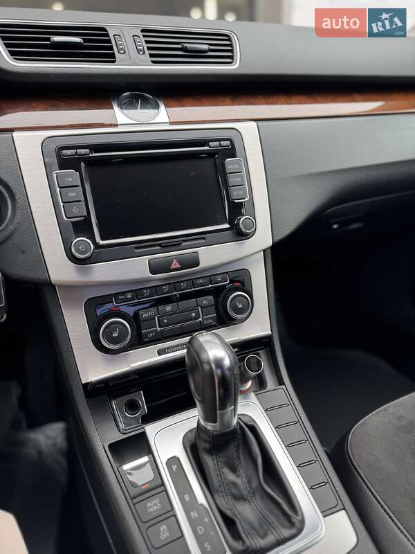 Седан Volkswagen Passat 2011 в Києві