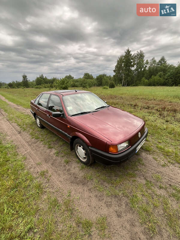 Седан Volkswagen Passat 1992 в Любомлі
