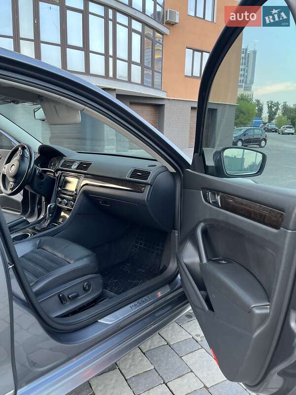 Седан Volkswagen Passat 2013 в Ивано-Франковске