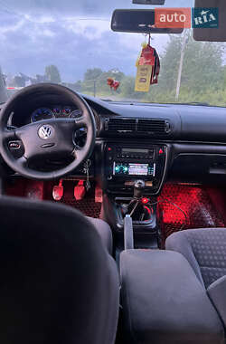 Седан Volkswagen Passat 2001 в 