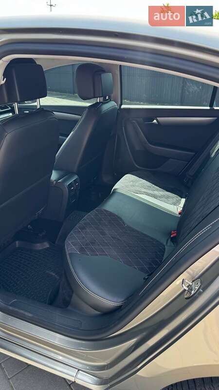 Седан Volkswagen Passat 2013 в Ивано-Франковске