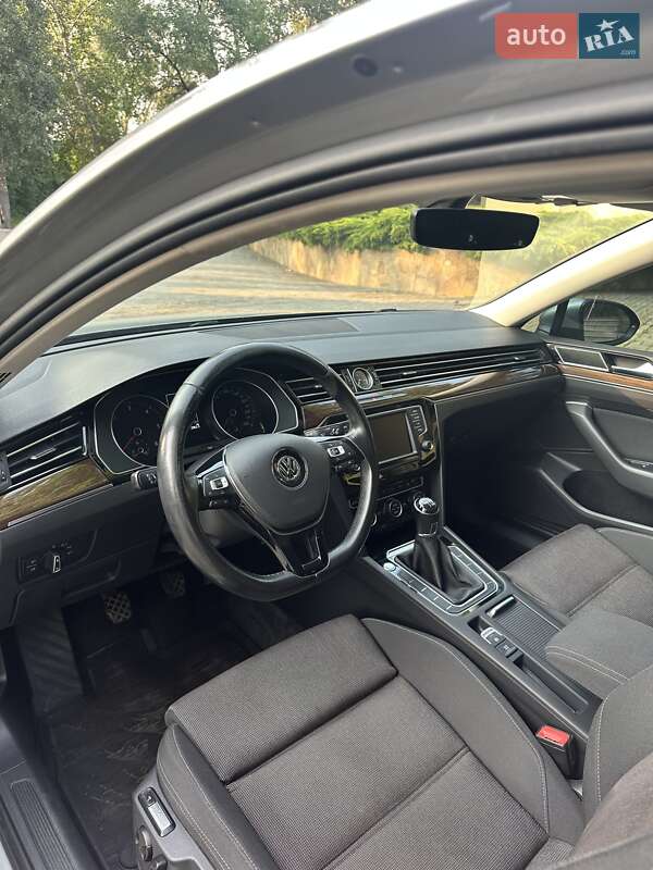Седан Volkswagen Passat 2017 в Днепре