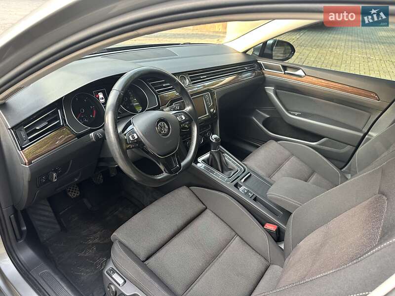 Седан Volkswagen Passat 2017 в Днепре