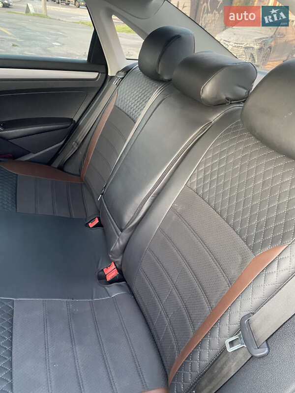 Седан Volkswagen Passat 2012 в Софиевской Борщаговке