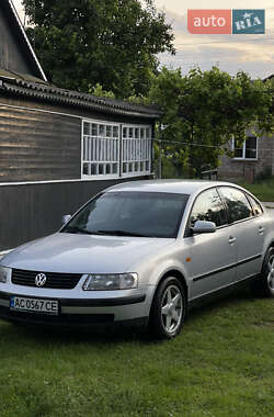 Седан Volkswagen Passat 1997 в Голобах