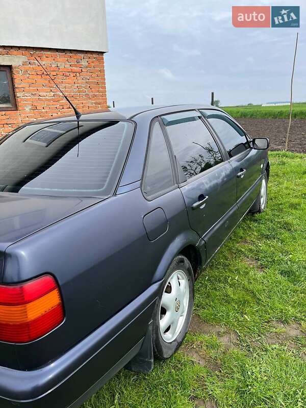 Седан Volkswagen Passat 1994 в Самборі