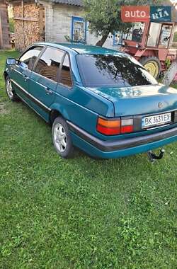 Седан Volkswagen Passat 1992 в Сарнах