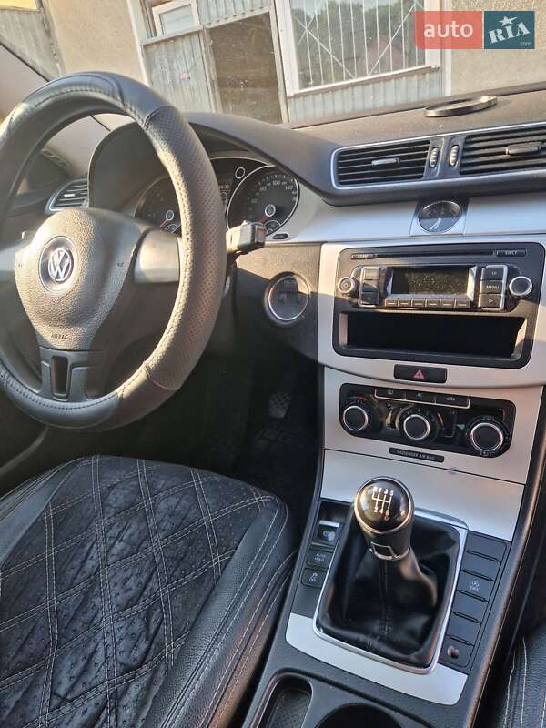 Універсал Volkswagen Passat 2012 в Гусятині