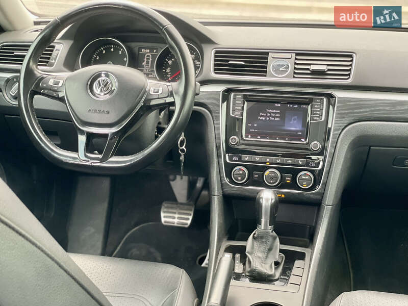 Седан Volkswagen Passat 2017 в Днепре