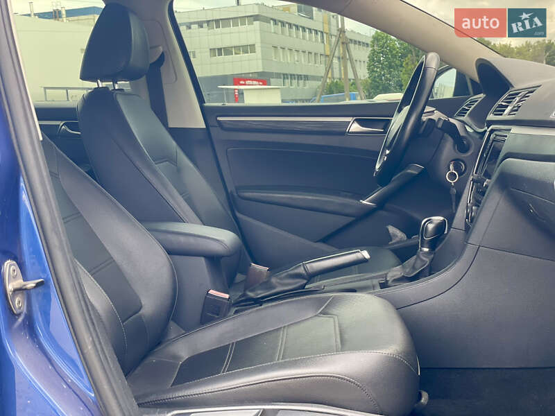 Седан Volkswagen Passat 2017 в Днепре