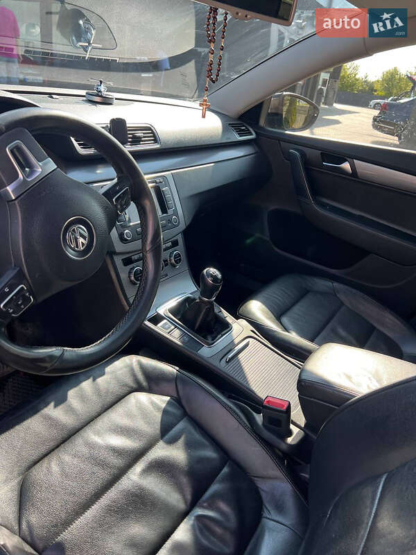 Седан Volkswagen Passat 2013 в Львове