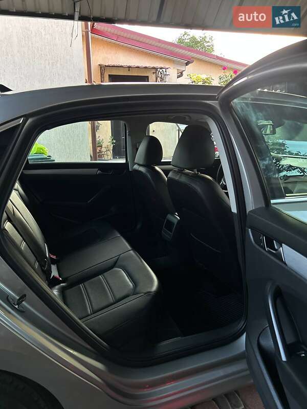 Седан Volkswagen Passat 2012 в Луцке