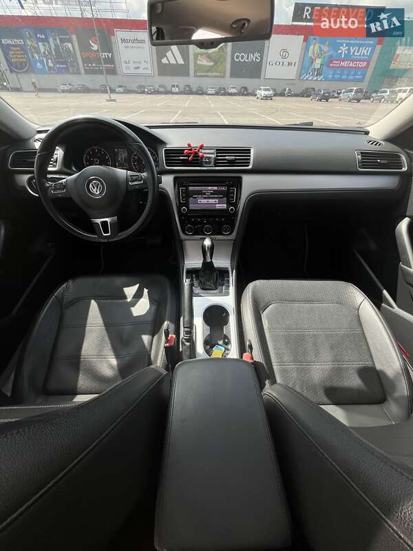 Седан Volkswagen Passat 2012 в Ровно