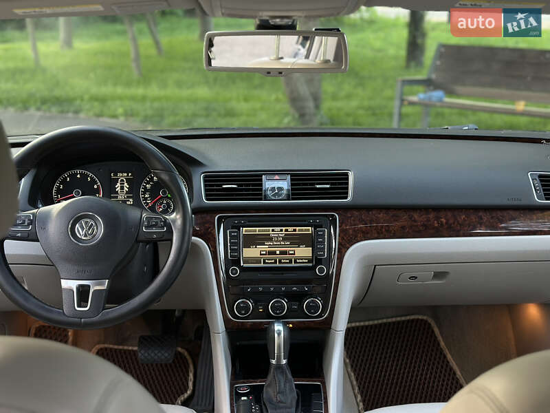 Седан Volkswagen Passat 2012 в Киеве