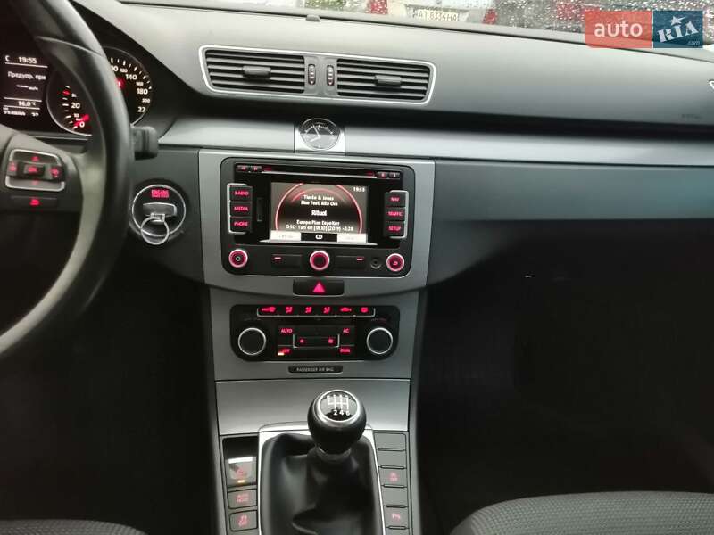 Универсал Volkswagen Passat 2011 в Ивано-Франковске