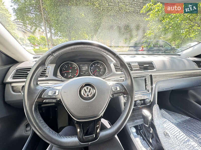 Седан Volkswagen Passat 2018 в Львові