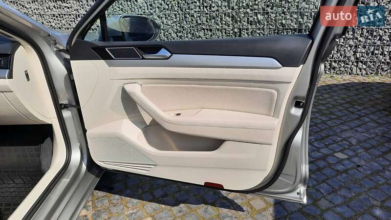 Седан Volkswagen Passat 2015 в Львові