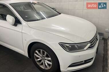 Седан Volkswagen Passat 2016 в Києві