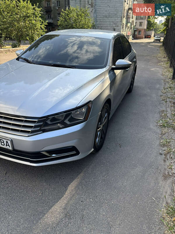 Седан Volkswagen Passat 2015 в Днепре