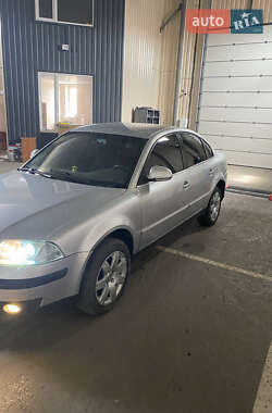 Седан Volkswagen Passat 2005 в Ромнах