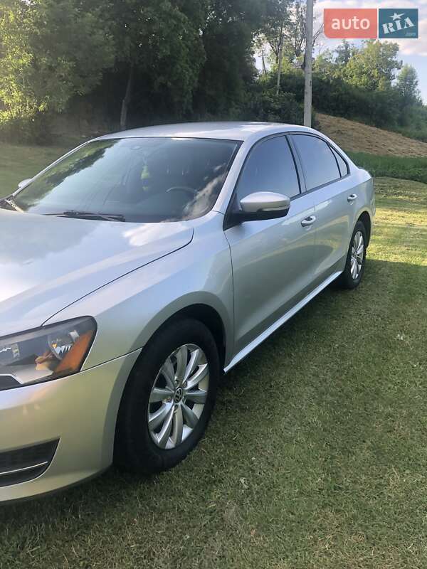 Седан Volkswagen Passat 2014 в Ивано-Франковске