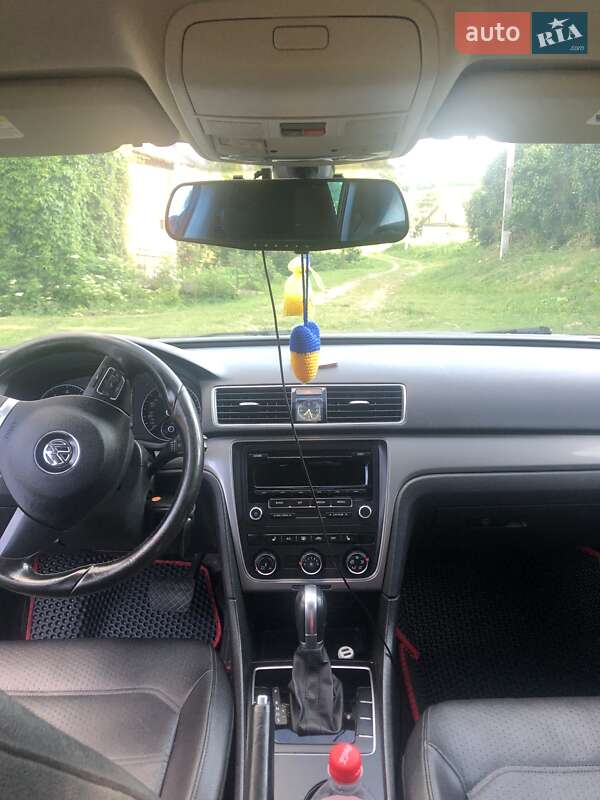 Седан Volkswagen Passat 2014 в Ивано-Франковске