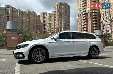 Универсал Volkswagen Passat 2021 в Киеве