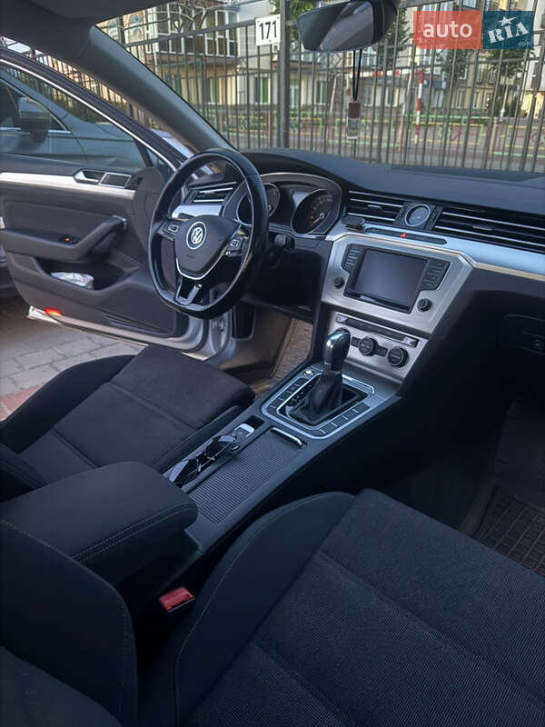Седан Volkswagen Passat 2016 в Житомире