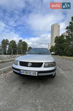 Седан Volkswagen Passat 2000 в Києві