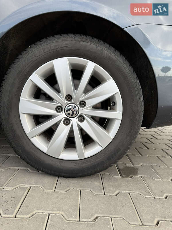 Седан Volkswagen Passat 2014 в Черновцах