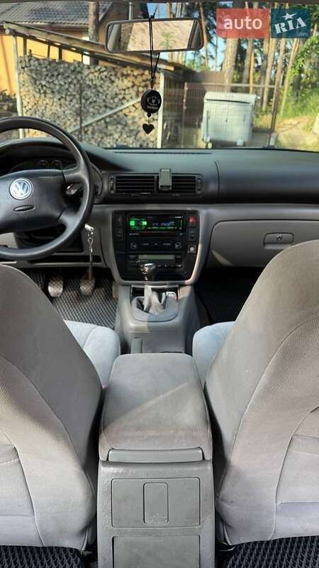 Седан Volkswagen Passat 2003 в Українці