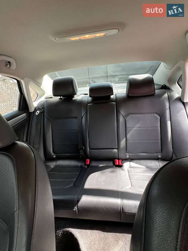 Седан Volkswagen Passat 2013 в Великодолинському